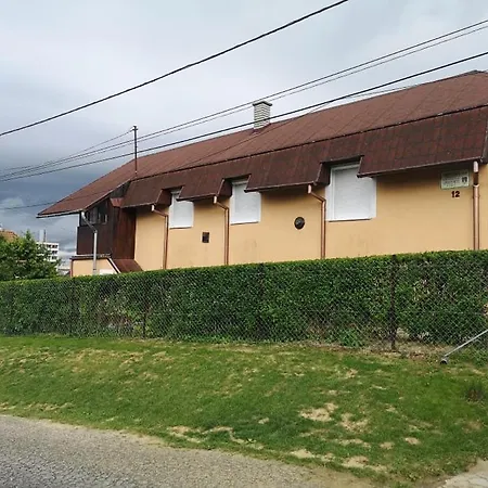 Karos Apartmanhaz شقة *